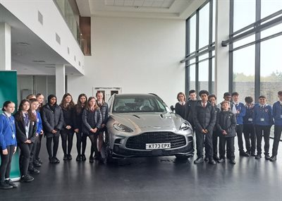 Disgyblion Seren yn Aston Martin